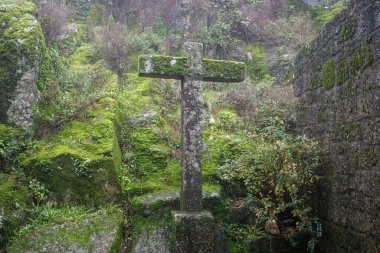 Tarihi Monsanto köyünde taş haç. Portekiz.