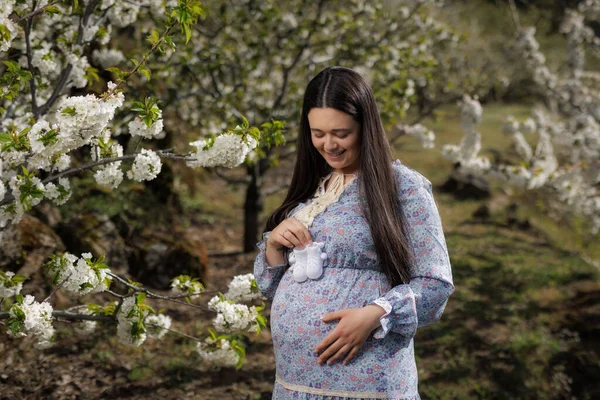Ung Gravid Kvinna Gladeligen Tittar Brösten Hennes Framtida Barn — Stockfoto