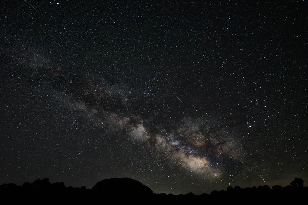 Nachtlandschap Met Melkweg Los Barruecos Extremadura Spanje — Stockfoto