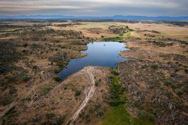Malpartida de Caceres yakınlarında göl manzarası. Extremadura. İspanya.