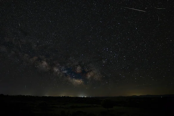 Paisaje Nocturno Con Vía Láctea Meteoritos Líridos — Foto de Stock