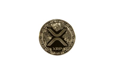 XRP dalgalanması. Kripto para birimi. Beyaz arkaplanda altın para.