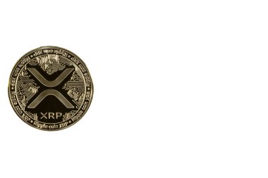 XRP dalgalanması. Kripto para birimi. Beyaz arkaplanda altın para.
