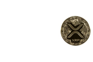 XRP dalgalanması. Kripto para birimi. Beyaz arkaplanda altın para.