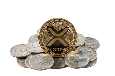 XRP dalgalanması. Kripto para birimi. Amerikan dolarları ile altın sikke.
