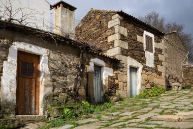 Idanha-a-Velha, Portekiz - 26 Aralık 2022: Tarihi Idanha-a-Velha köyündeki tipik sokak. Portekiz.