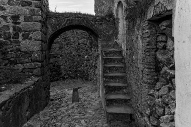 Eski Castelo de Vide kasabasındaki eski ortaçağ kapısı. Portekiz.