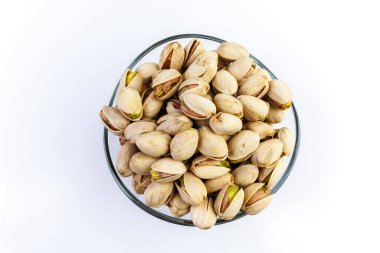 Bir cam kase fıstık.