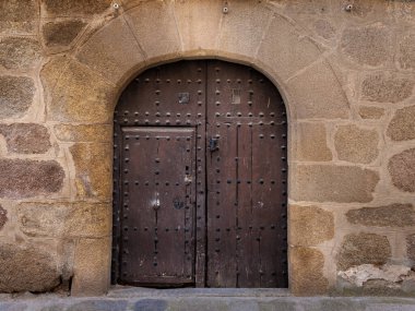 Eski Oropesa kasabasındaki antik kapı. Toledo. İspanya.