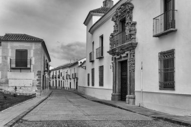 Almagro. İspanya. - 26 Mart 2022, eski Almagro kasabasındaki tipik cadde. İspanya.