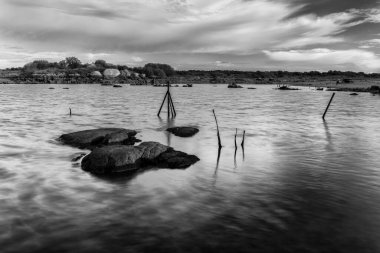 Molano rezervuarındaki manzara. İspanya.