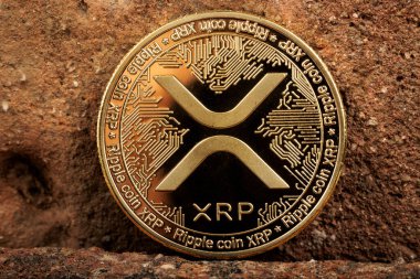 Kırsal desenli taş zemin üzerinde gösterilen XRP şifreleme madeni parası.