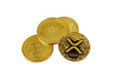 Beyaz arkaplanda Bitcoin, XRP ve Cardano gibi altın kripto para birimleri sergilenmektedir..