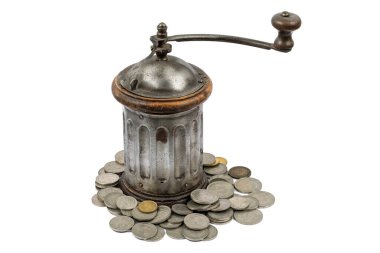 Beyaz arka planda Franco döneminden kalma İspanyol pesetalarıyla çevrili antik kahve öğütücüsü..