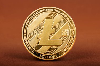 Kahverengi zemin üzerinde Litecoin kripto para.