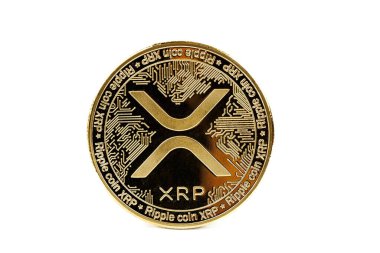 Beyaz arkaplanda XRP şifreli para.