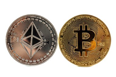 Beyaz zemin üzerinde Ethereum ve Bitcoin kripto para birimleri. 