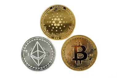 Beyaz arka planda üç kripto para, Bitcoin, Ethereum ve Cardano izole edilmiş..
