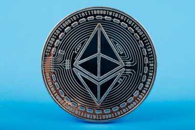 Mavi zemin üzerinde ruhani para, kripto para ve engelleme teknolojisi sergileniyor.