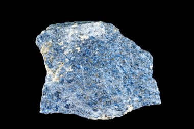 Ham dumortierite mineral numunesi. Siyah bir grupta izole edilmiş mavi bir yüzeyi var.