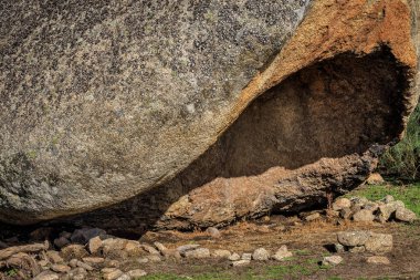 Dağılmış taşlarla eski granit kaya sığınakları, muhtemelen konut ya da sığınak olarak kullanılıyor..