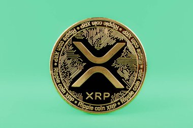 Yeşil arkaplanda izole edilmiş dalgalı XRP madeni para, dijital para birimi kavramı.