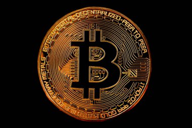 Siyah arkaplanda parlak bir Bitcoin 'in yakın plan görüntüsü