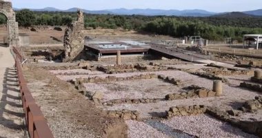 Caparra 'nın Roma harabeleri. Kemer yakınlarında arkeolojik kalıntılar görülüyor..