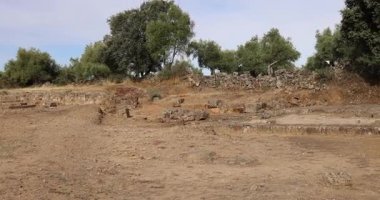 Caparra 'nın antik forumdaki tapınak üsleri manzaralı Roma harabeleri.