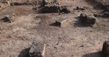 Decumanus Maximus ve zafer kemeriyle Caparra 'nın Roma harabeleri.