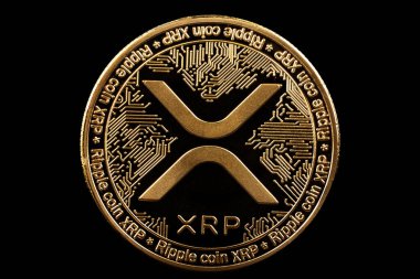Siyah arkaplanda Altın Dalgalanma XRP madeni para.