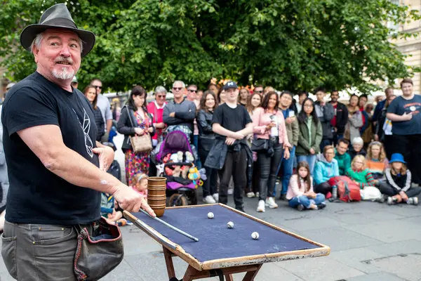 Sihirbaz illüzyonist, Edinburgh Kraliyet Mil Festivali Fringe 4 Aug 2023 28 Aug 2023 'de performans sergiliyor. Sokaktaki göstericiler. İskoçya başkentinde sokak tiyatrosu oyuncuları ve müzisyenler  