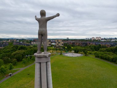 Steuart Padwick 'in Umut Heykeli 2021 yılında Glasgow' da COP26 için bir miras parçası olarak inşa edildi. Heykelin yapımında kullanılan her şey geri dönüştürülmüş, geri dönüştürülmüş veya sürdürülebilir. Bu, İngiltere 'nin ilk çimentodan arındırılmış beton üst yapısı..