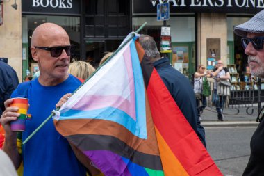 Glasgow Gururu 20 Temmuz 2024. Geleneksel Onur Yürüyüşü sırasında Glasgow UK sokakları renklerle sırılsıklam olmuştu. Festival Parkı 'ndan Glasgow Green' e kadar. Şehir, LGBT 'yi destekleyen gökkuşağı bayraklarından oluşan bir denizdi.+  