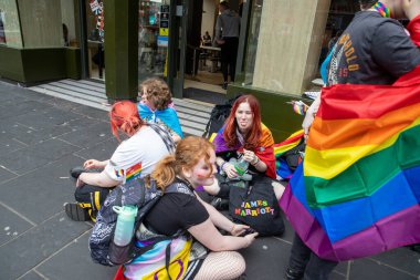 Glasgow Gururu 20 Temmuz 2024. Geleneksel Onur Yürüyüşü sırasında Glasgow UK sokakları renklerle sırılsıklam olmuştu. Festival Parkı 'ndan Glasgow Green' e kadar. Şehir, LGBT 'yi destekleyen gökkuşağı bayraklarından oluşan bir denizdi.+  