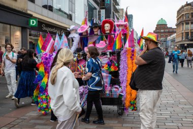 Glasgow Gururu 20 Temmuz 2024. Geleneksel Onur Yürüyüşü sırasında Glasgow UK sokakları renklerle sırılsıklam olmuştu. Festival Parkı 'ndan Glasgow Green' e kadar. Şehir, LGBT 'yi destekleyen gökkuşağı bayraklarından oluşan bir denizdi.+  