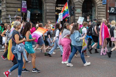Glasgow Gururu 20 Temmuz 2024. Geleneksel Onur Yürüyüşü sırasında Glasgow UK sokakları renklerle sırılsıklam olmuştu. Festival Parkı 'ndan Glasgow Green' e kadar. Şehir, LGBT 'yi destekleyen gökkuşağı bayraklarından oluşan bir denizdi.+  