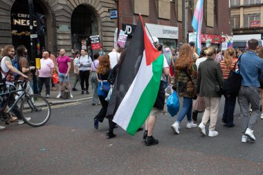 Glasgow Gururu 20 Temmuz 2024. Geleneksel Onur Yürüyüşü sırasında Glasgow UK sokakları renklerle sırılsıklam olmuştu. Festival Parkı 'ndan Glasgow Green' e kadar. Şehir, LGBT 'yi destekleyen gökkuşağı bayraklarından oluşan bir denizdi.+  