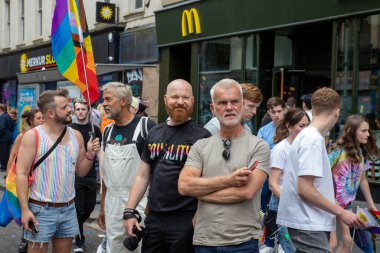 Glasgow Gururu 20 Temmuz 2024. Geleneksel Onur Yürüyüşü sırasında Glasgow UK sokakları renklerle sırılsıklam olmuştu. Festival Parkı 'ndan Glasgow Green' e kadar. Şehir, LGBT 'yi destekleyen gökkuşağı bayraklarından oluşan bir denizdi.+  