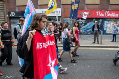 Glasgow Gururu 20 Temmuz 2024. Geleneksel Onur Yürüyüşü sırasında Glasgow UK sokakları renklerle sırılsıklam olmuştu. Festival Parkı 'ndan Glasgow Green' e kadar. Şehir, LGBT 'yi destekleyen gökkuşağı bayraklarından oluşan bir denizdi.+ 