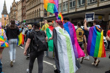 Glasgow Gururu 20 Temmuz 2024. Geleneksel Onur Yürüyüşü sırasında Glasgow UK sokakları renklerle sırılsıklam olmuştu. Festival Parkı 'ndan Glasgow Green' e kadar. Şehir, LGBT 'yi destekleyen gökkuşağı bayraklarından oluşan bir denizdi.+ 