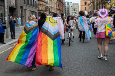 Glasgow Gururu 20 Temmuz 2024. Geleneksel Onur Yürüyüşü sırasında Glasgow UK sokakları renklerle sırılsıklam olmuştu. Festival Parkı 'ndan Glasgow Green' e kadar. Şehir, LGBT 'yi destekleyen gökkuşağı bayraklarından oluşan bir denizdi.+ 