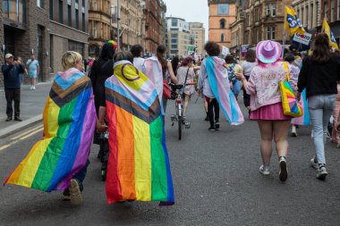 Glasgow Gururu 20 Temmuz 2024. Geleneksel Onur Yürüyüşü sırasında Glasgow UK sokakları renklerle sırılsıklam olmuştu. Festival Parkı 'ndan Glasgow Green' e kadar. Şehir, LGBT 'yi destekleyen gökkuşağı bayraklarından oluşan bir denizdi.+ 
