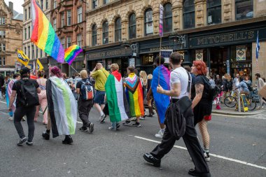 Glasgow Gururu 20 Temmuz 2024. Geleneksel Onur Yürüyüşü sırasında Glasgow UK sokakları renklerle sırılsıklam olmuştu. Festival Parkı 'ndan Glasgow Green' e kadar. Şehir, LGBT 'yi destekleyen gökkuşağı bayraklarından oluşan bir denizdi.+ 