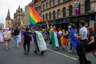 Glasgow Gururu 20 Temmuz 2024. Geleneksel Onur Yürüyüşü sırasında Glasgow UK sokakları renklerle sırılsıklam olmuştu. Festival Parkı 'ndan Glasgow Green' e kadar. Şehir, LGBT 'yi destekleyen gökkuşağı bayraklarından oluşan bir denizdi.+ 