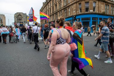 Glasgow Gururu 20 Temmuz 2024. Geleneksel Onur Yürüyüşü sırasında Glasgow UK sokakları renklerle sırılsıklam olmuştu. Festival Parkı 'ndan Glasgow Green' e kadar. Şehir, LGBT 'yi destekleyen gökkuşağı bayraklarından oluşan bir denizdi.+ 