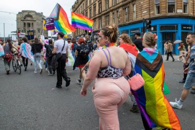 Glasgow Gururu 20 Temmuz 2024. Geleneksel Onur Yürüyüşü sırasında Glasgow UK sokakları renklerle sırılsıklam olmuştu. Festival Parkı 'ndan Glasgow Green' e kadar. Şehir, LGBT 'yi destekleyen gökkuşağı bayraklarından oluşan bir denizdi.+ 