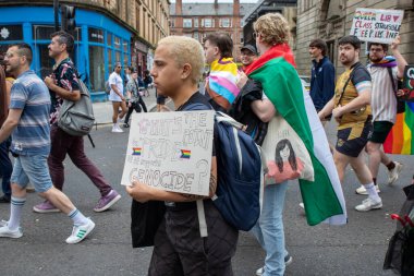 Glasgow Gururu 20 Temmuz 2024. Geleneksel Onur Yürüyüşü sırasında Glasgow UK sokakları renklerle sırılsıklam olmuştu. Festival Parkı 'ndan Glasgow Green' e kadar. Şehir, LGBT 'yi destekleyen gökkuşağı bayraklarından oluşan bir denizdi.+ 