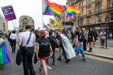 Glasgow Gururu 20 Temmuz 2024. Geleneksel Onur Yürüyüşü sırasında Glasgow UK sokakları renklerle sırılsıklam olmuştu. Festival Parkı 'ndan Glasgow Green' e kadar. Şehir, LGBT 'yi destekleyen gökkuşağı bayraklarından oluşan bir denizdi.+ 