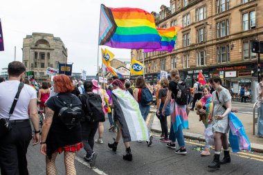 Glasgow Gururu 20 Temmuz 2024. Geleneksel Onur Yürüyüşü sırasında Glasgow UK sokakları renklerle sırılsıklam olmuştu. Festival Parkı 'ndan Glasgow Green' e kadar. Şehir, LGBT 'yi destekleyen gökkuşağı bayraklarından oluşan bir denizdi.+ 